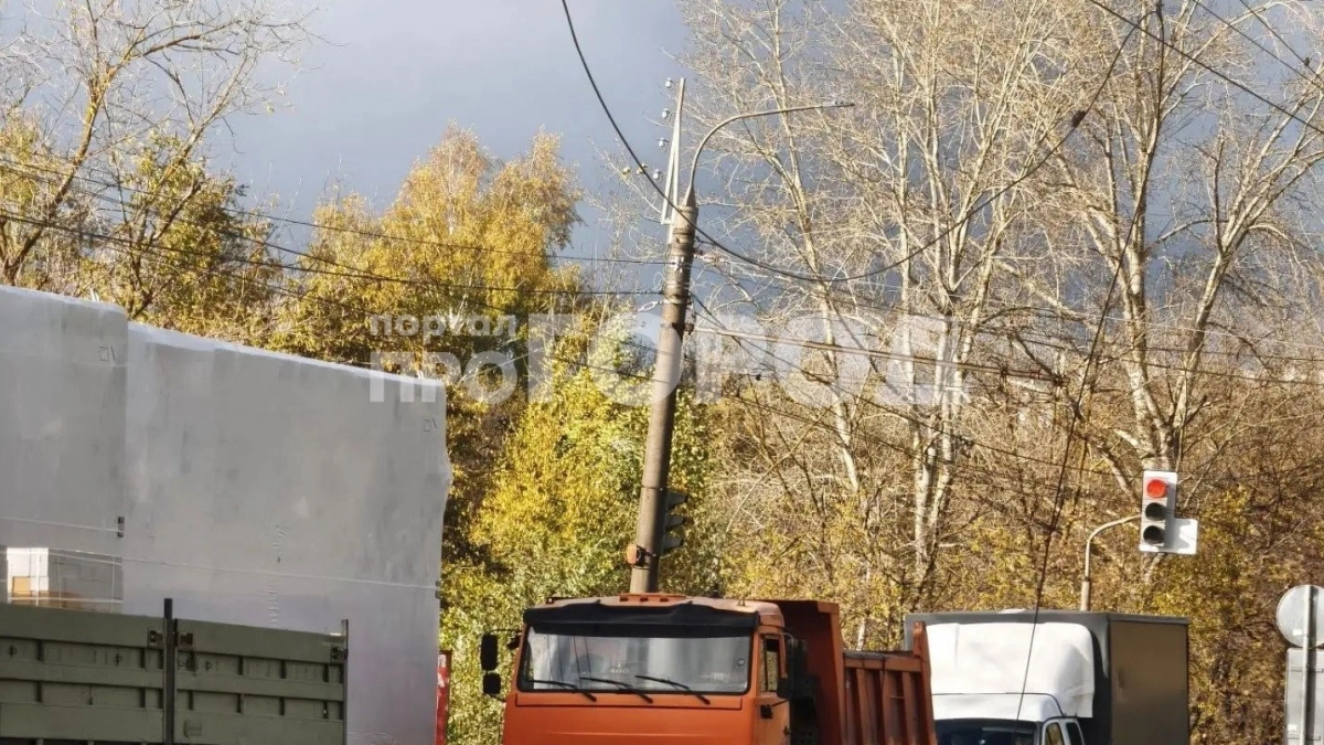В Новочебоксарске на улице Промышленной фура задела контактный провод: движение ограничено