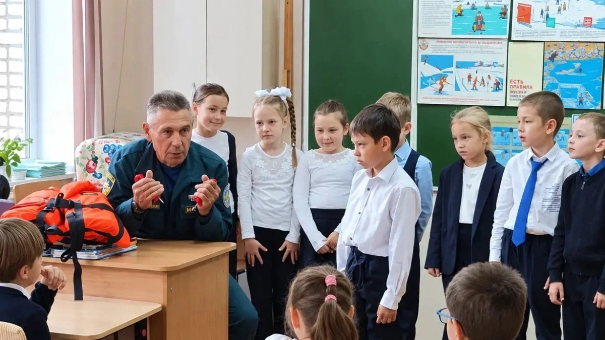 Спасатели МЧС показали новочебоксарским школьникам технику выживания в ледяной воде