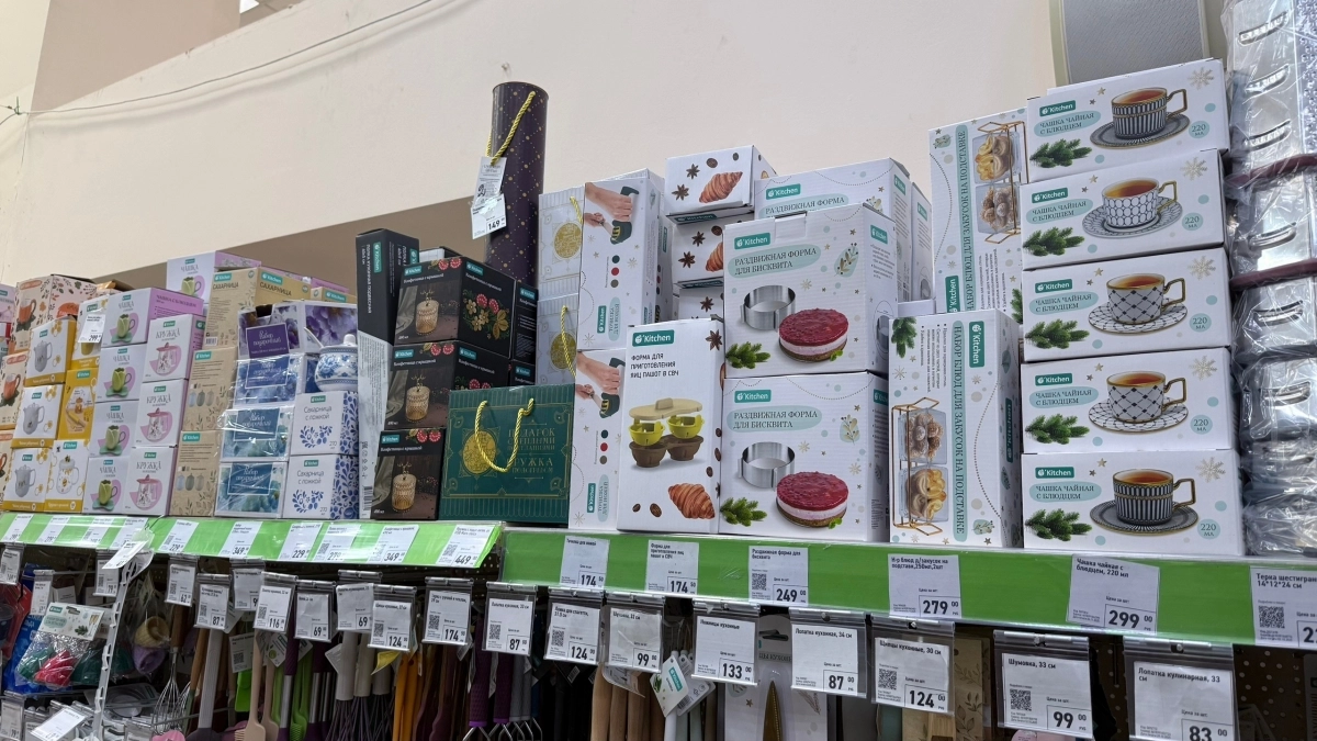 Пельмени получаются ровными рядами, словно на параде: нашла в Fix Price помощницу для домашней лепки