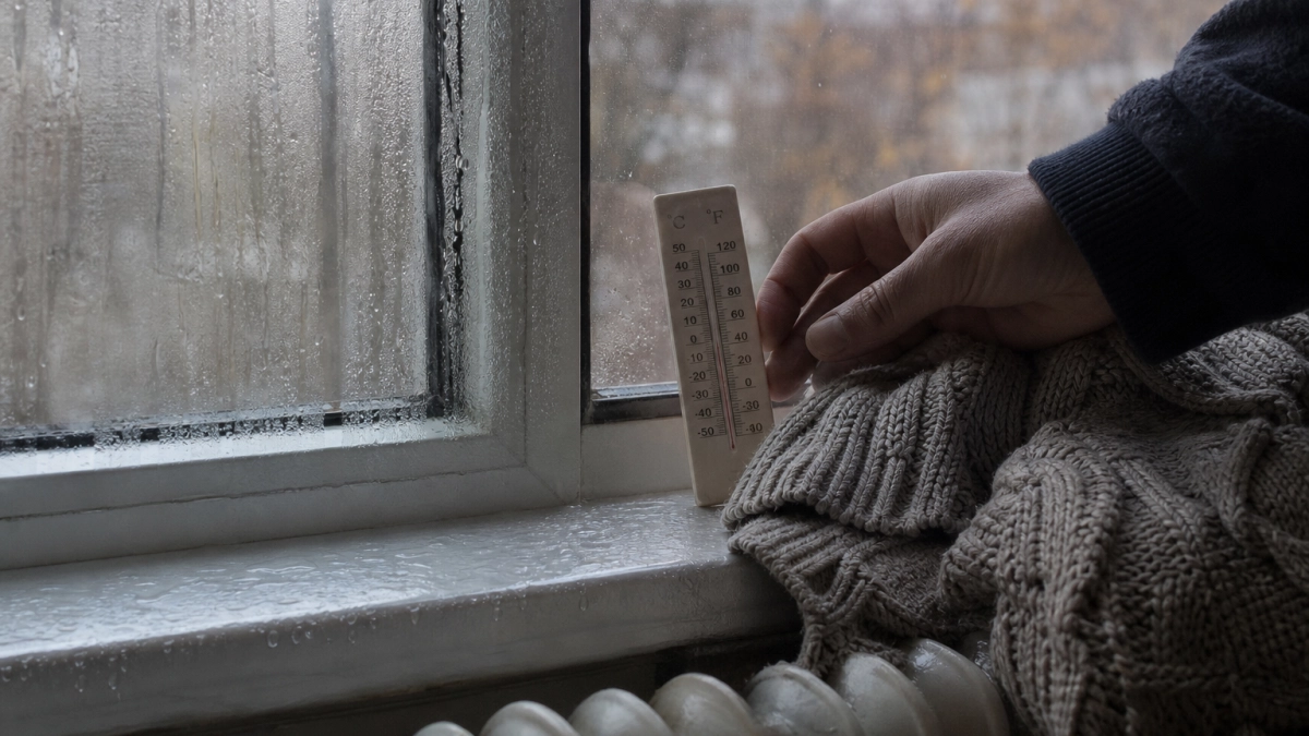 Окна плачут, а батареи молчат: почему в октябре дома холодно и как это исправить