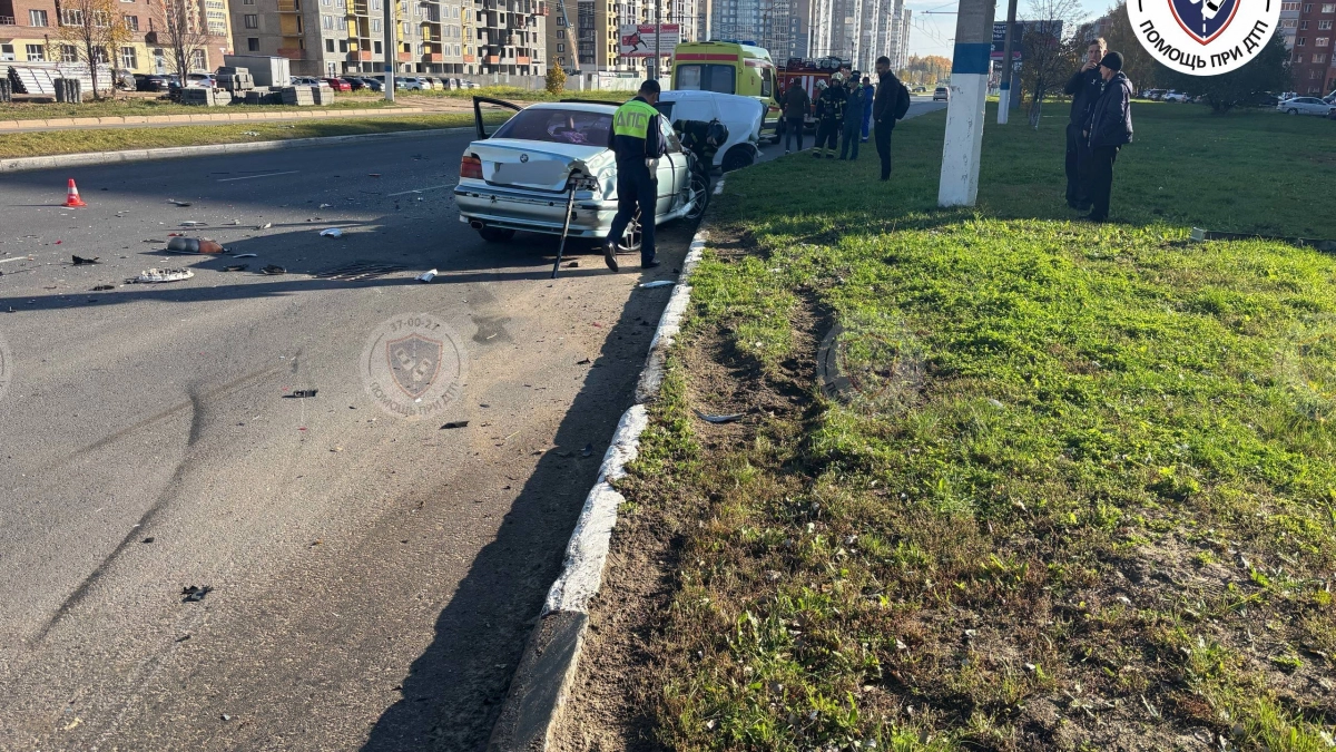 В Новочебоксарске водитель BMW не справился с кольцом и снес припаркованный "Ларгус"