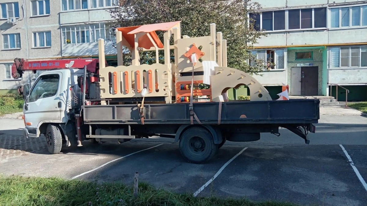 В Новочебоксарске ставят детские площадки на Строителей и Солнечной