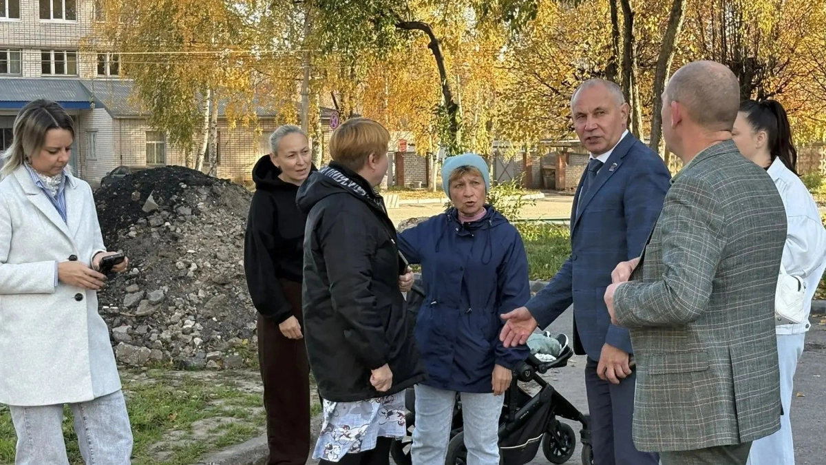 Управляющим компаниям Новочебоксарска поручили убрать со дворов шины и ветки