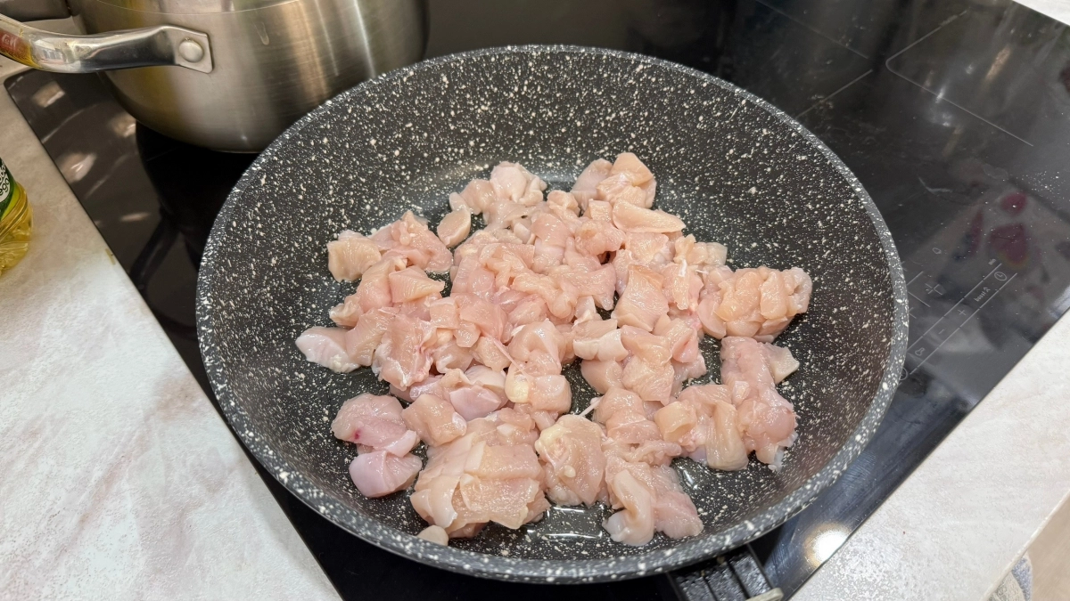Отрежьте и сразу выбросьте: какую часть куриной тушки нельзя есть - самое вредное мясо