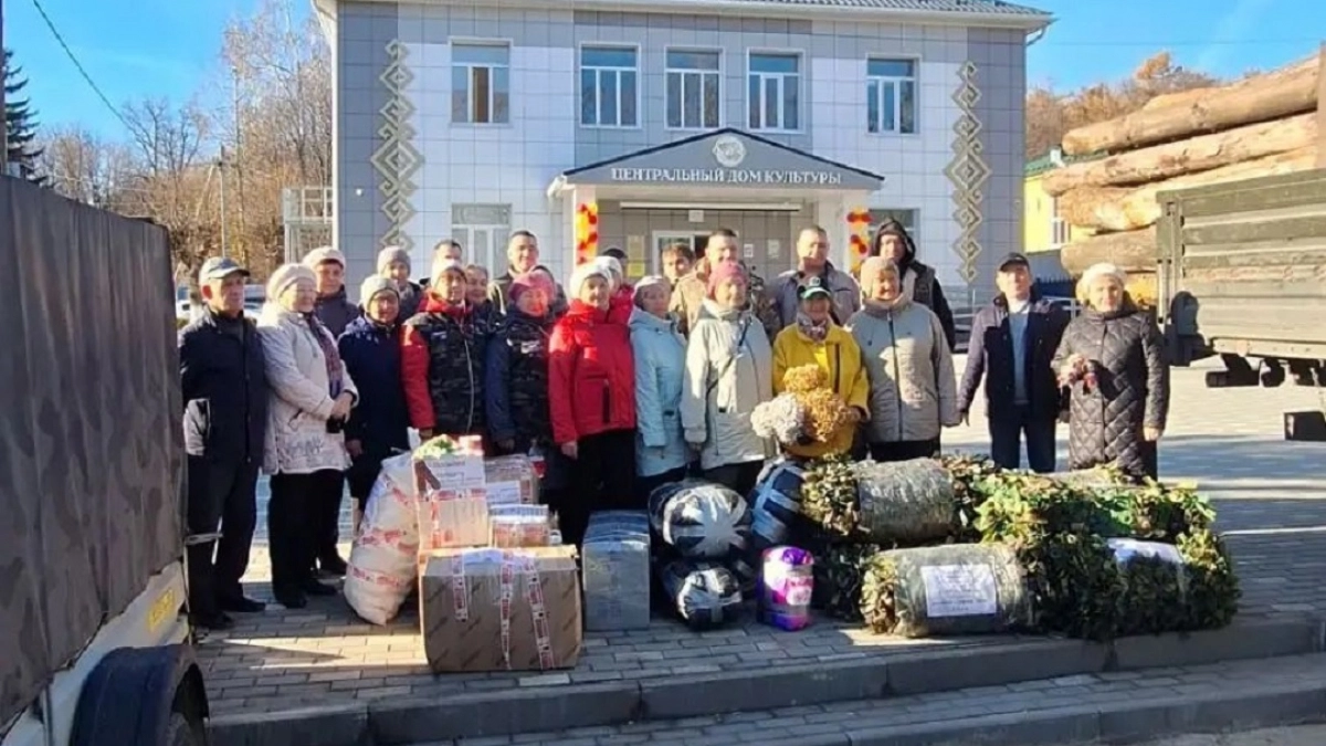 Жители Чебоксарского района собрали и отправили на СВО пять "КамАЗов": от носков до масксетей и стройматериалов 