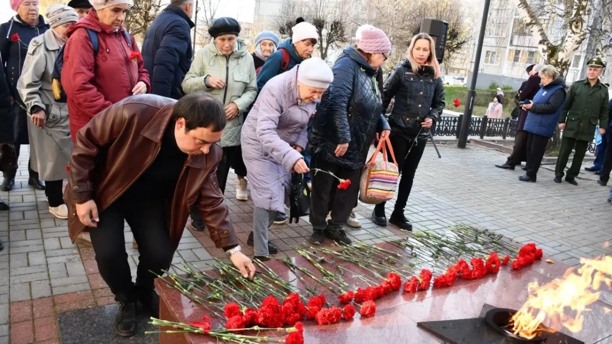 В Новочебоксарске почтили память строителей Сурского рубежа у Вечного огня