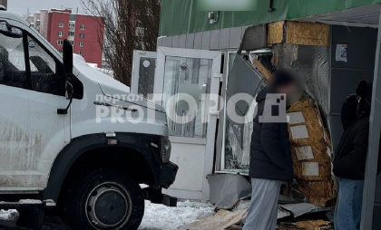 В Новочебоксарске "ГАЗон Некст" въехал в торговый павильон на остановке 