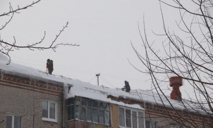 В Новочебоксарске восстанавливают провалившуюся из-за снега крышу
