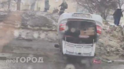 В аварии в Новочебоксарске машина перевернулась на крышу