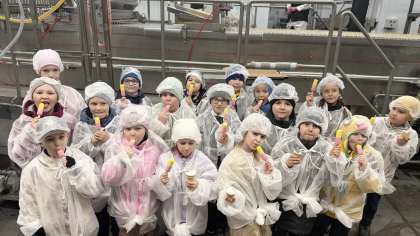 В Новочебоксарске первоклашки увидели, как делают мороженое на фабрике, и попробовали свежайшее лакомство