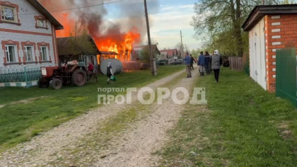 В деревне Шорчекасы сгорели два дома — внутри одного был человек