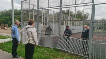 Детские площадки у Соборной площади проверили после жалоб на мусор и поломки